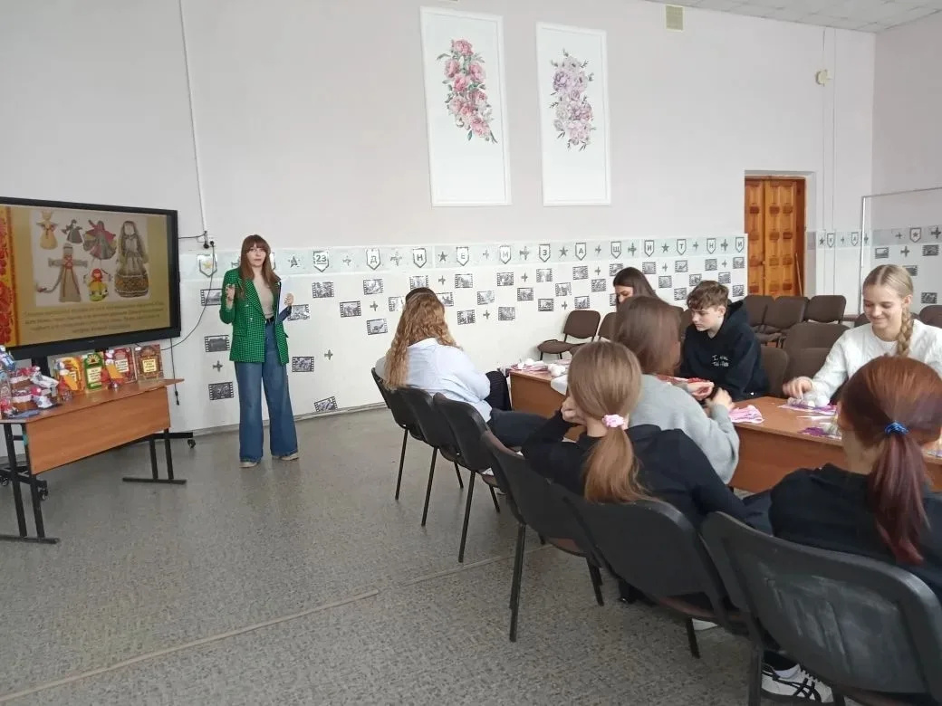 Мастер-класс по созданию тряпичной куклы Желанницы прошел в Усмани